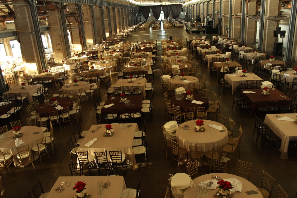 Montaje de banquete con mesas redondas en el Expo Taller de Locomotoras